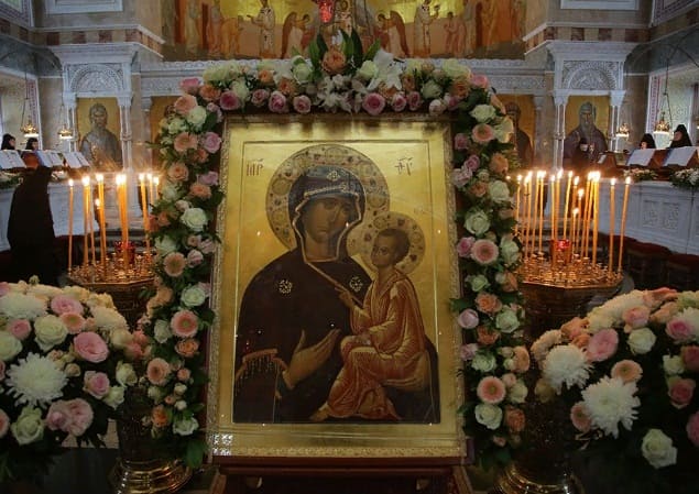 Тихвинская икона в церкви